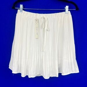 |•SHE + SKY•| Feminine Off-White Skirt / Skort Size Medium